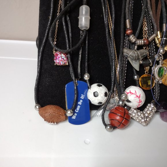 Lot Of Over 30 Pendant Necklaces. As Is. - Picture 2 of 16
